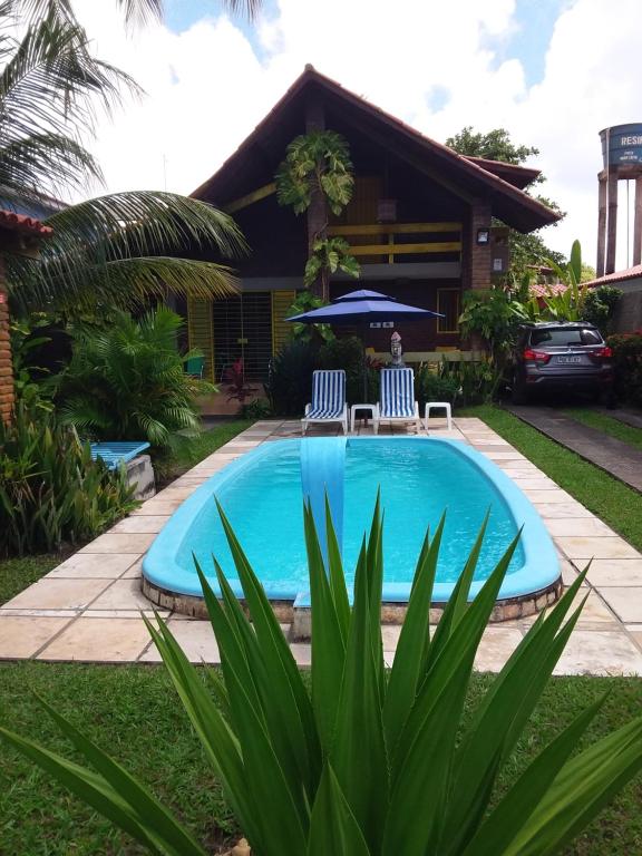 ein Pool vor einem Haus in der Unterkunft Otima casa, perto de tudo!! in Porto De Galinhas