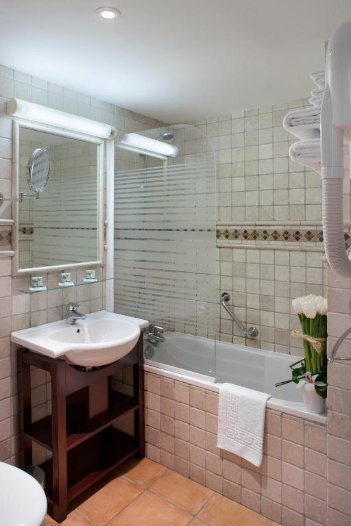 Koupelna v ubytování Hôtel Relais Acropolis
