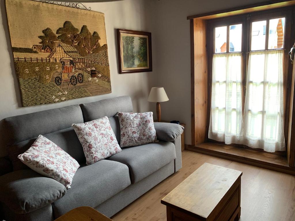 a living room with a couch and a table at Apartemento Aiguestortes in Pla de l'Ermita