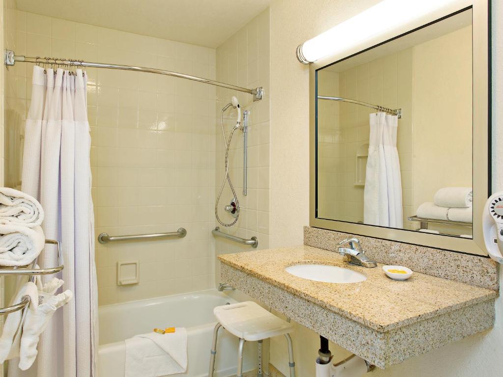 Mission View Inn & Suites San Diego Sea World - Zoo - Queen Room With Mobility/Hearing Access - Non-Smoking