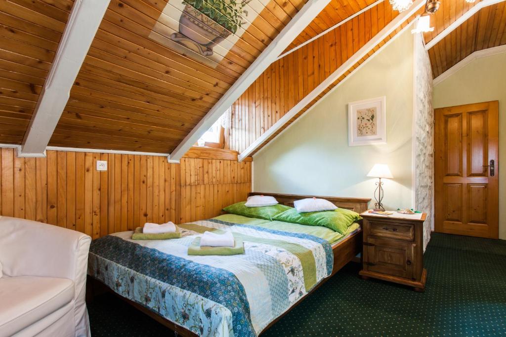 2 łóżka w pokoju z drewnianymi ścianami w obiekcie Villa Cynamon w Wiśle