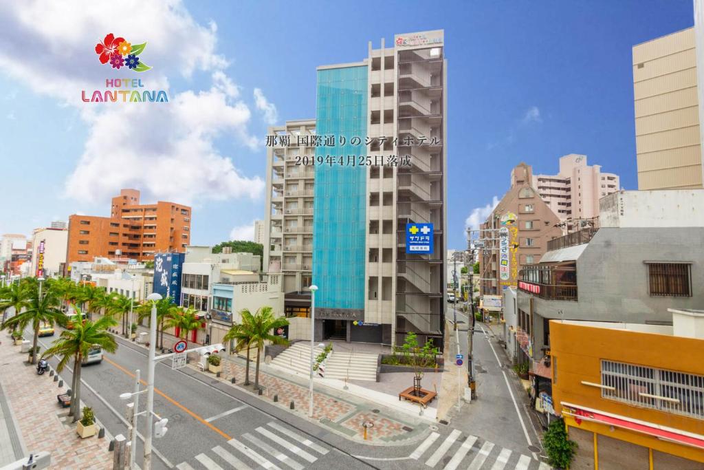 uitzicht op een straat met gebouwen bij Hotel Lantana Naha Kokusai-Dori in Naha