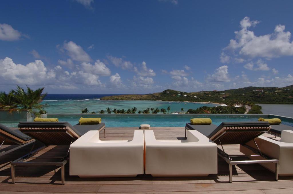 a view of the ocean from the deck of a resort at Villa Lodge 4 Epices in Gustavia