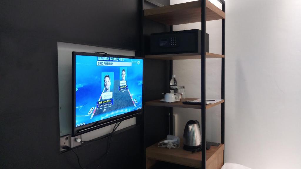 TV a/nebo společenská místnost v ubytování Roxy Hotel Padungan