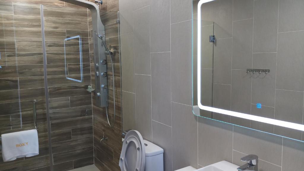Koupelna v ubytování Roxy Hotel Padungan