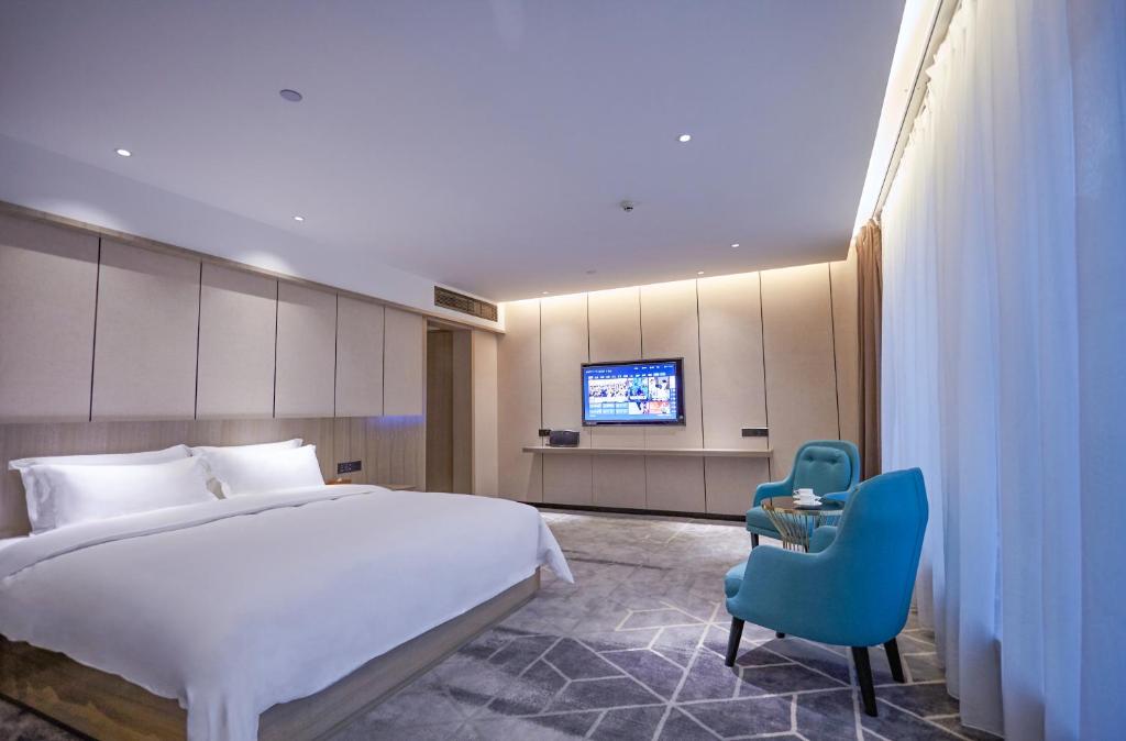 Postel nebo postele na pokoji v ubytování Paco Hotel Guangzhou Baiyun Airport Liantang Metro
