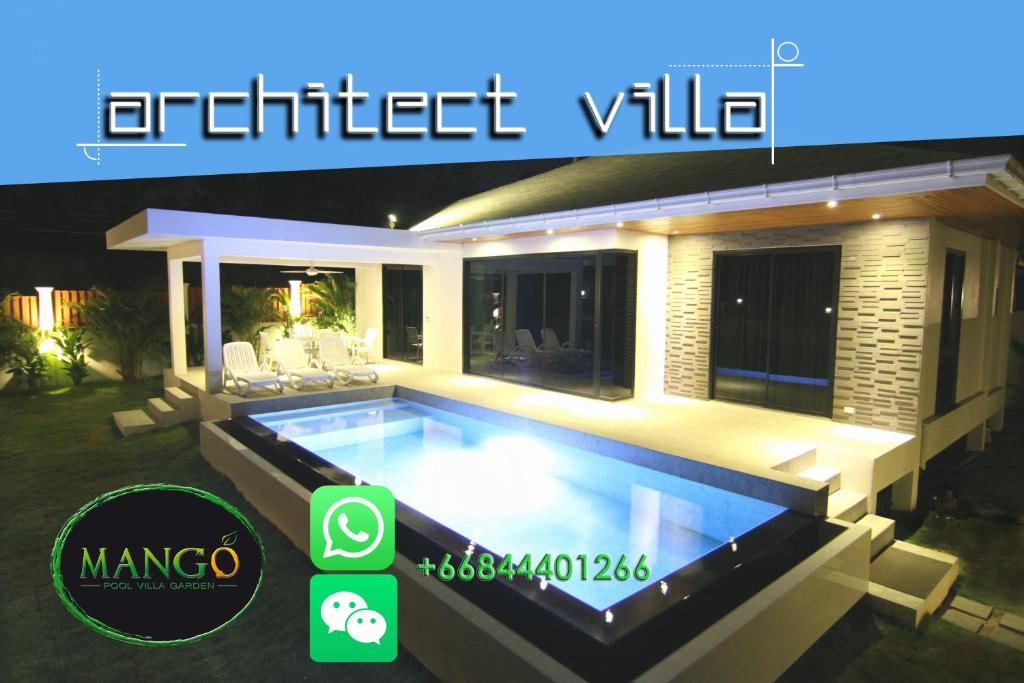 - une piscine en face d'une maison la nuit dans l'établissement -20 Off per cent Luxury Mango Villa, à Bophut 