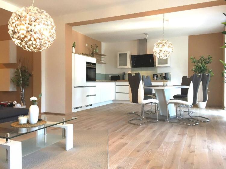 sala de estar con mesa de comedor y cocina en Koblenz Süd exklusive und zentrale Designer Wohnung, en Coblenza