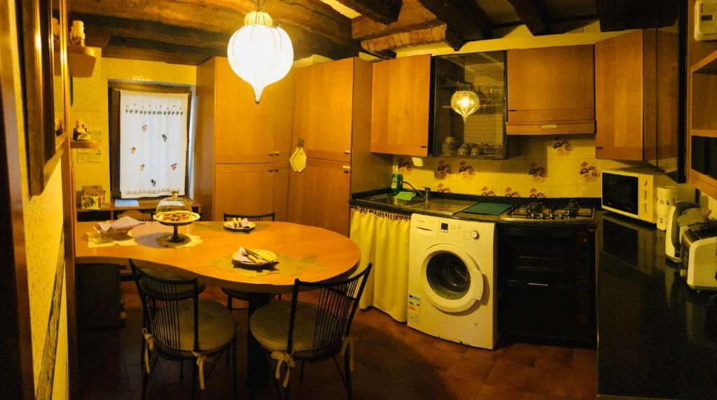 Kuchnia lub aneks kuchenny w obiekcie Venice Luca's house