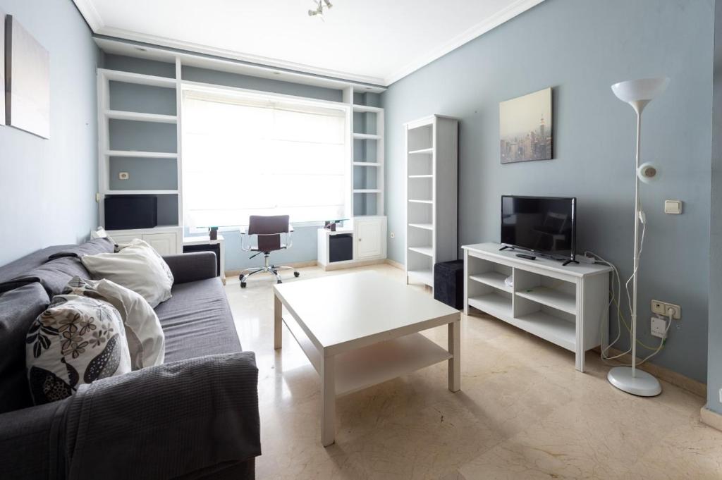 Televízia a/alebo spoločenská miestnosť v ubytovaní Apartamento Nervión Relax and Work (wifi)