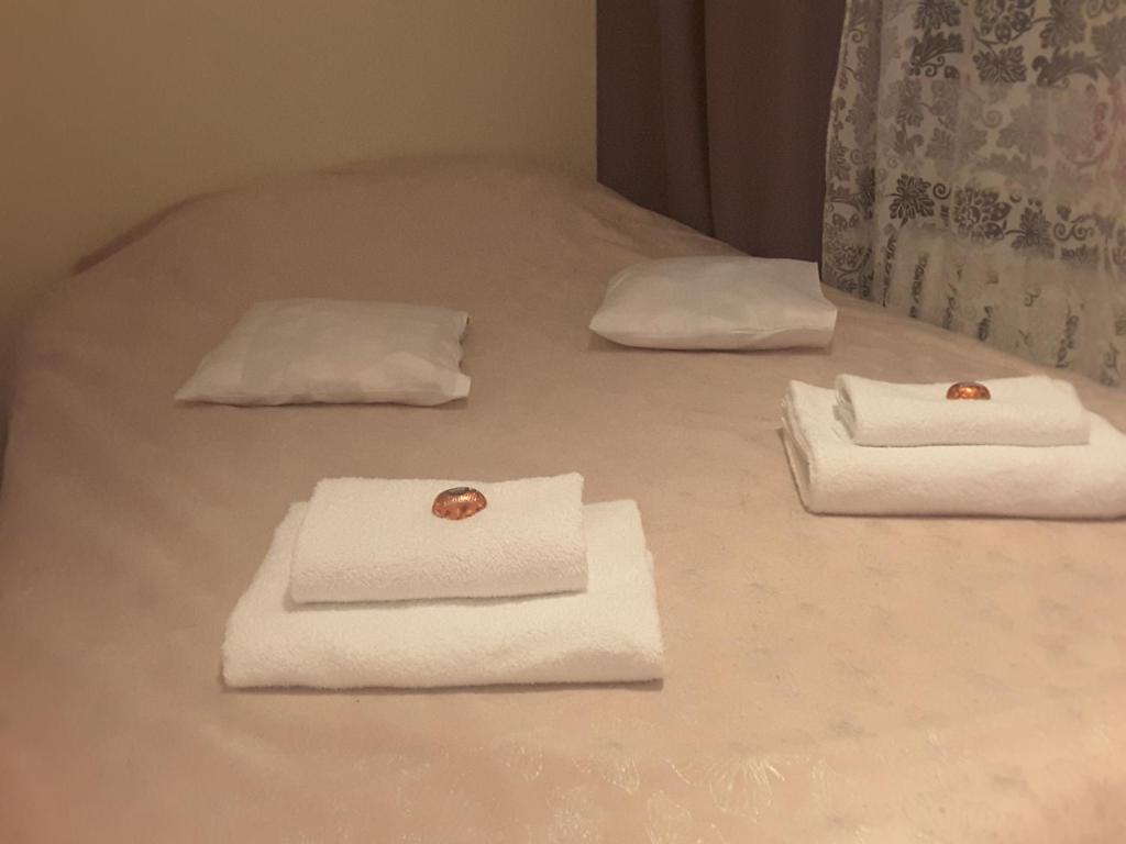 trzy ręczniki siedzące na łóżku w obiekcie Apartament dla turystów w Tychach