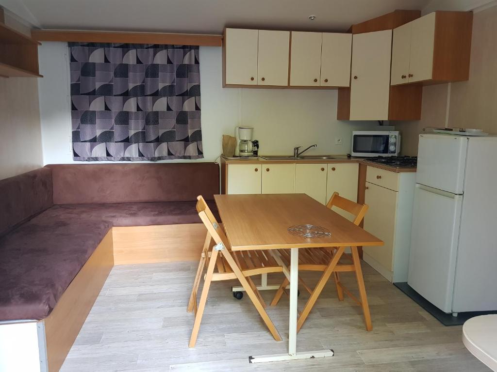 Kuchyň nebo kuchyňský kout v ubytování Camping le Moulin du Roy
