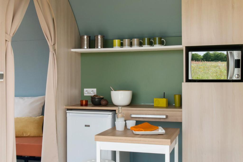 Kuchyň nebo kuchyňský kout v ubytování Camping le Moulin du Roy