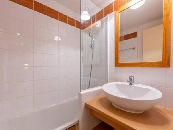 ein Badezimmer mit einem Waschbecken, einem Spiegel und einer Badewanne in der Unterkunft Résidence DIGITALE, Le Lauze Plagne 1800 in Plagne 1800