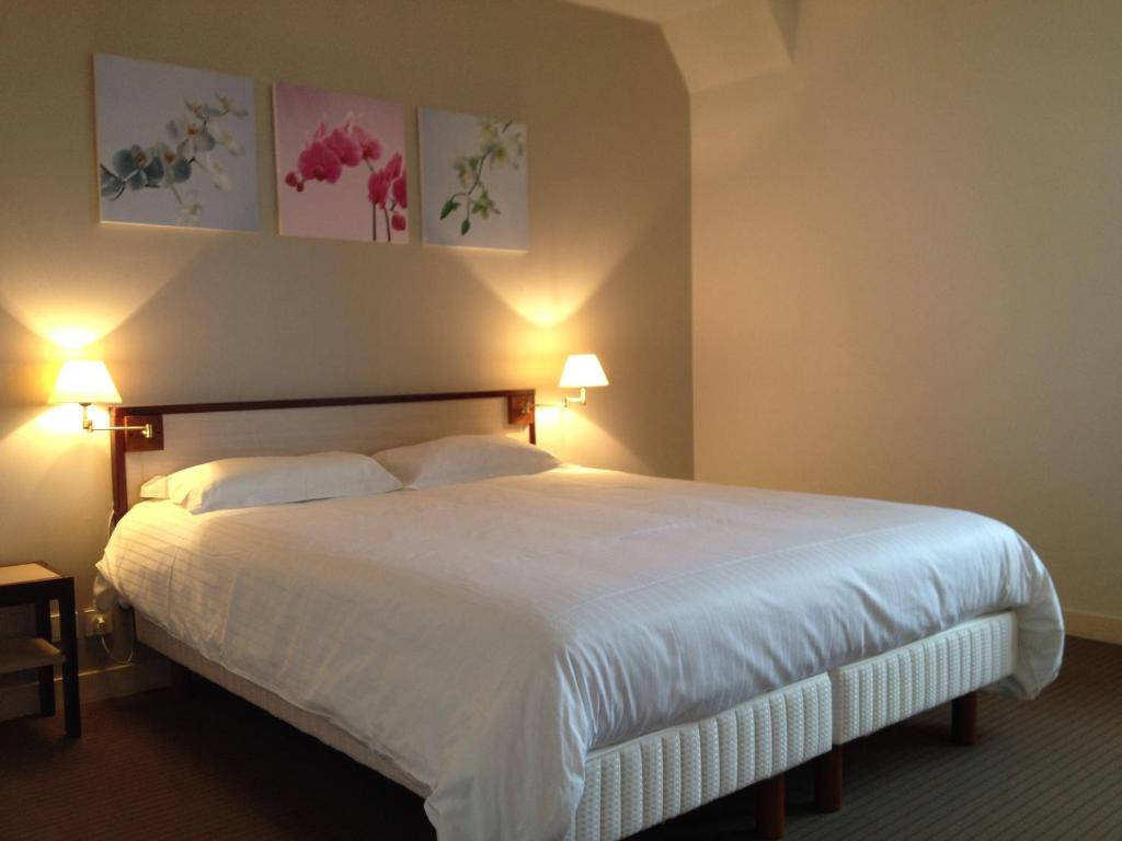 サン・マロにあるホテル ダレットのベッドルーム(白い大型ベッド、ランプ2つ付)
