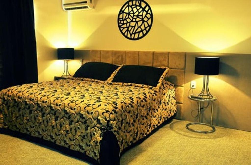 Ένα ή περισσότερα κρεβάτια σε δωμάτιο στο Petry Plaza Hotel