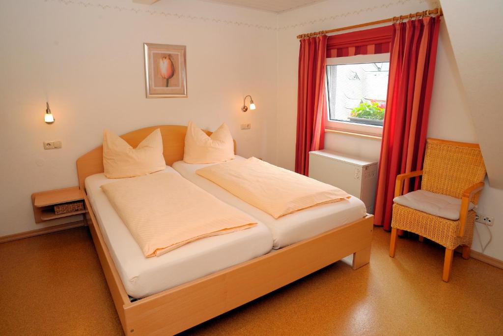 A bed or beds in a room at Wein- und Gästehaus M. Bai