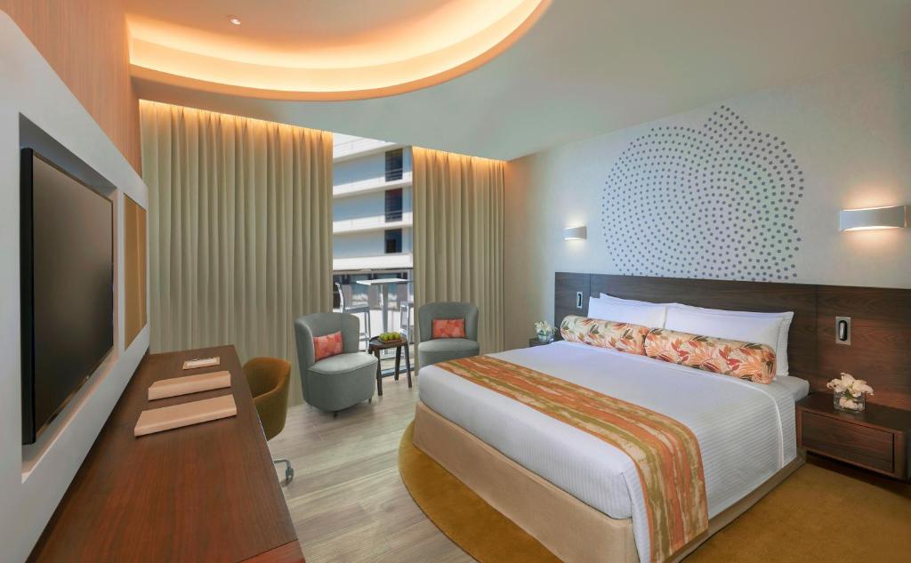 Postel nebo postele na pokoji v ubytování The Retreat Palm Dubai MGallery by Sofitel
