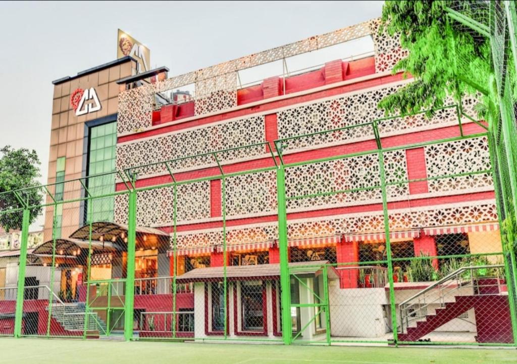 eine Fassade eines Gebäudes mit einem roten in der Unterkunft Citi Club in Kānpur
