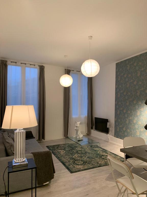 - un salon avec un canapé, une table et deux lumières dans l'établissement shipyard appartement, à La Ciotat