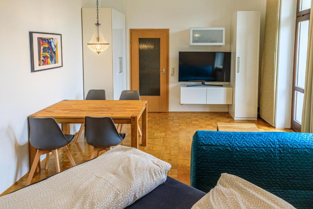 Sala de estar con mesa de comedor y TV en Charming City Apartment with parking spot, en Würzburg