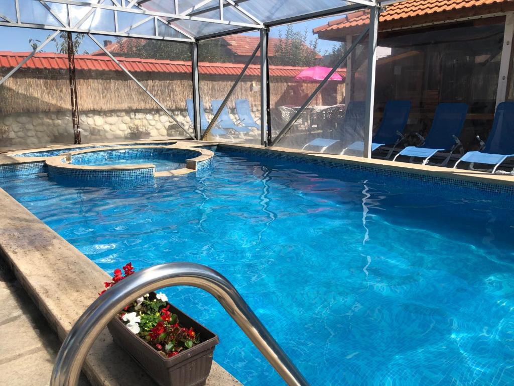 Bazén v ubytování Family Hotel Carpe Diem nebo v jeho okolí
