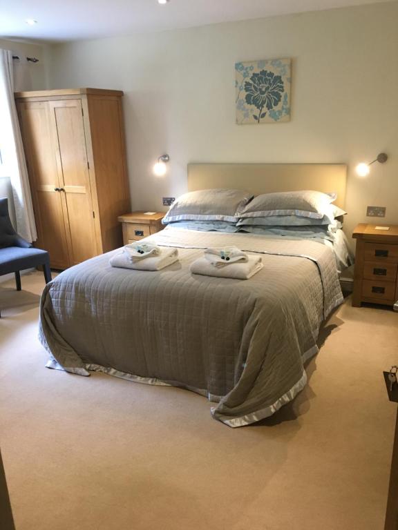 - une chambre avec un lit et 2 serviettes dans l'établissement Bryn Derwen, à Rhayader