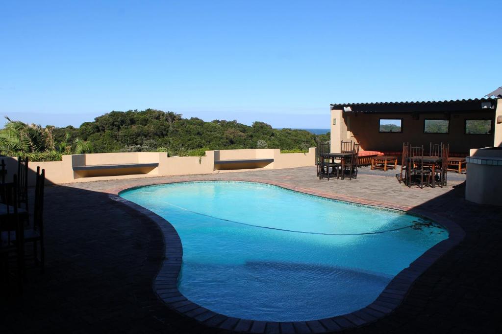 duży niebieski basen obok domu w obiekcie THE HAVEN HOTEL w mieście Mpume
