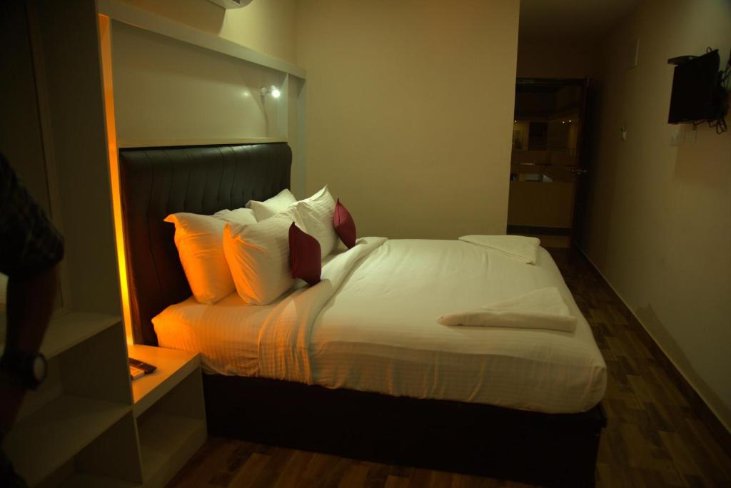 Postel nebo postele na pokoji v ubytování Hotel Wayanad Square
