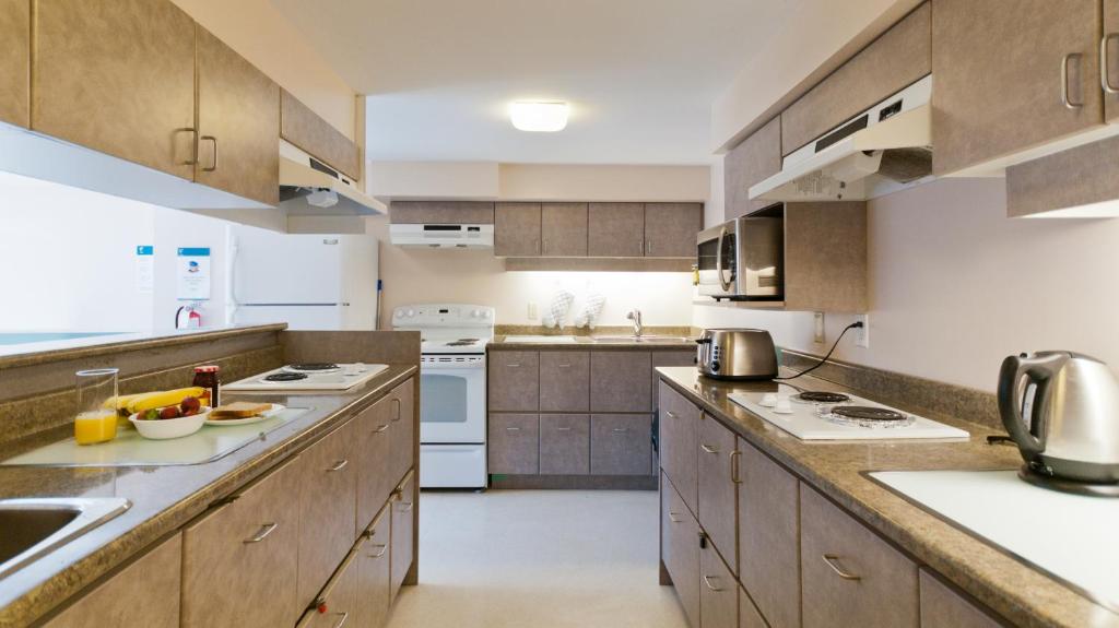 Cucina o angolo cottura di YWCA Hotel Vancouver