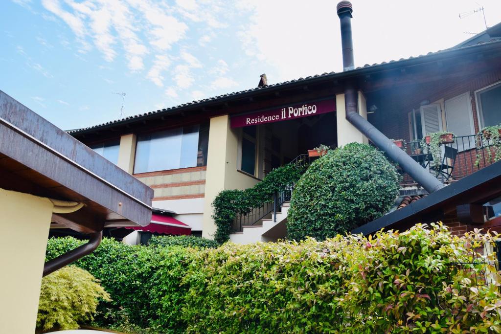 un bâtiment avec un panneau sur son côté dans l'établissement Residence Il Portico, à Casale Monferrato