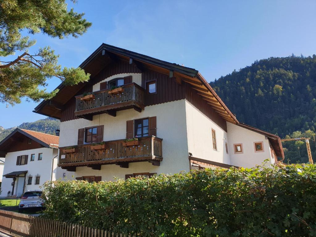 una casa con balcones a un lado en Birke 2 en Bad Reichenhall