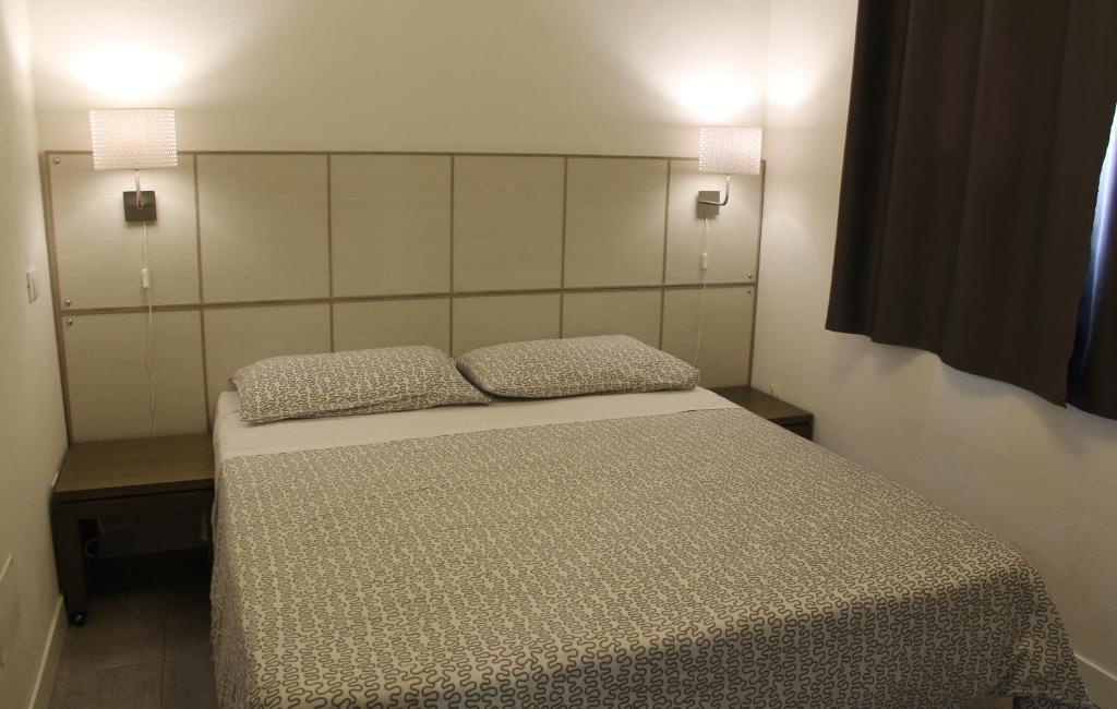 A bed or beds in a room at Appartamenti Borghetto San Donato 105