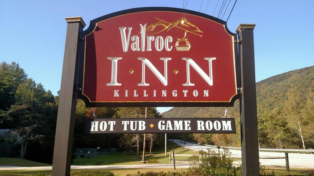 una señal para una posada del valle con una sala de juegos en Val Roc Motel - Killington, en Killington