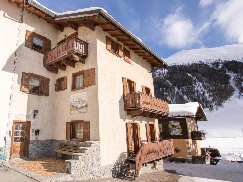 een groot gebouw met houten balkons op een berg bij BAITA SOLDANELLA - Livigno in Livigno