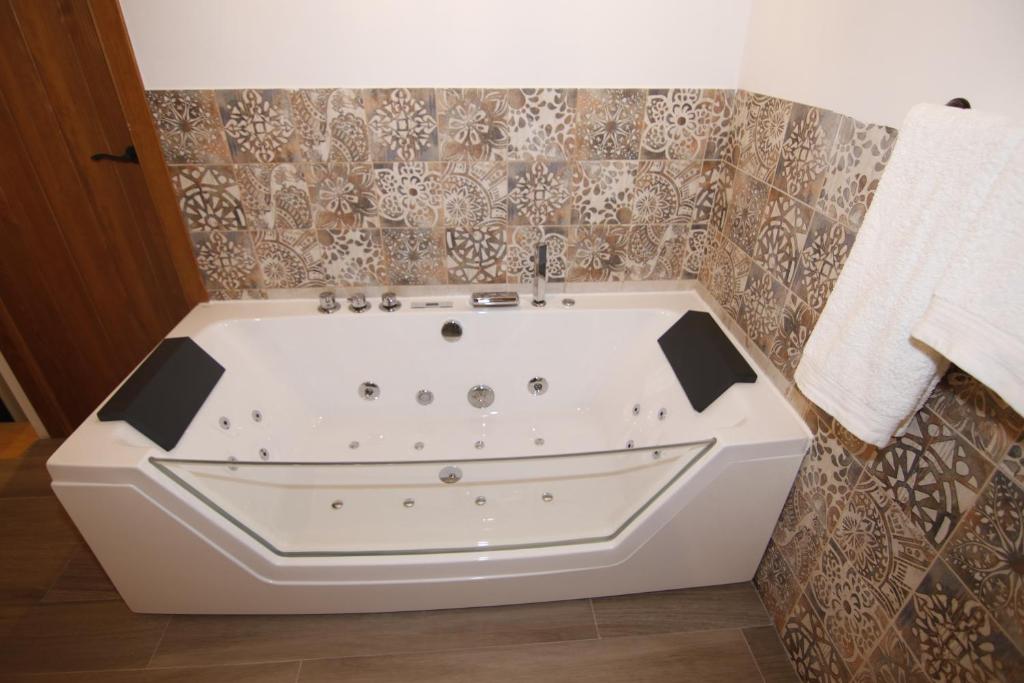 La Modista - Jacuzzi privado en la habitación en El Barco de Ávila