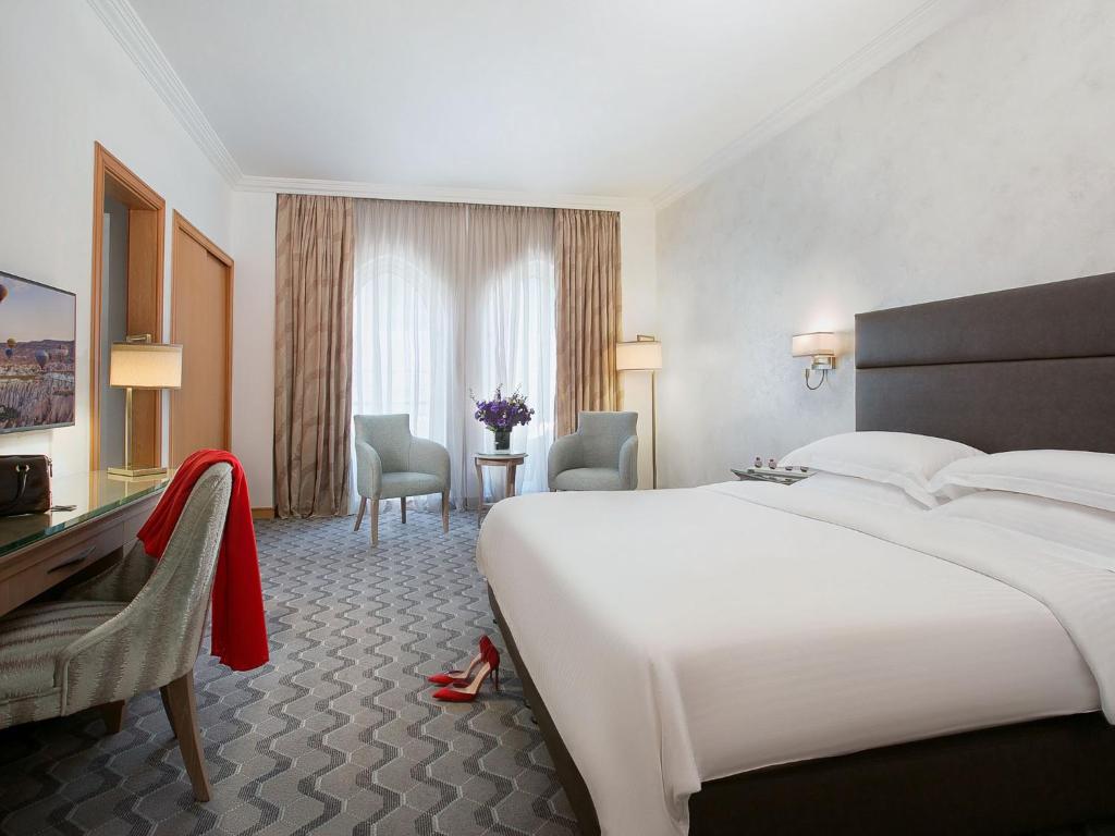 Postel nebo postele na pokoji v ubytování Gefinor Rotana – Beirut