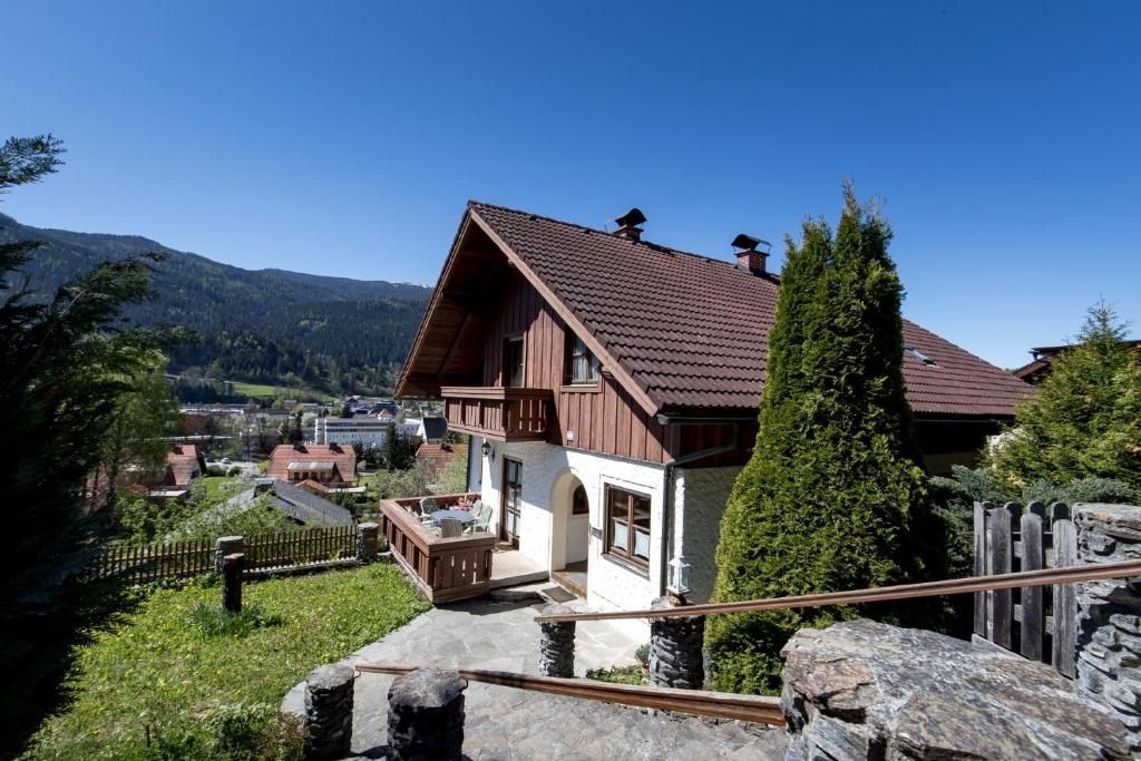 a small house with a view of a valley at Haus Sonnseitn Murau für 6 bis 8 Personen in Sankt Egidi