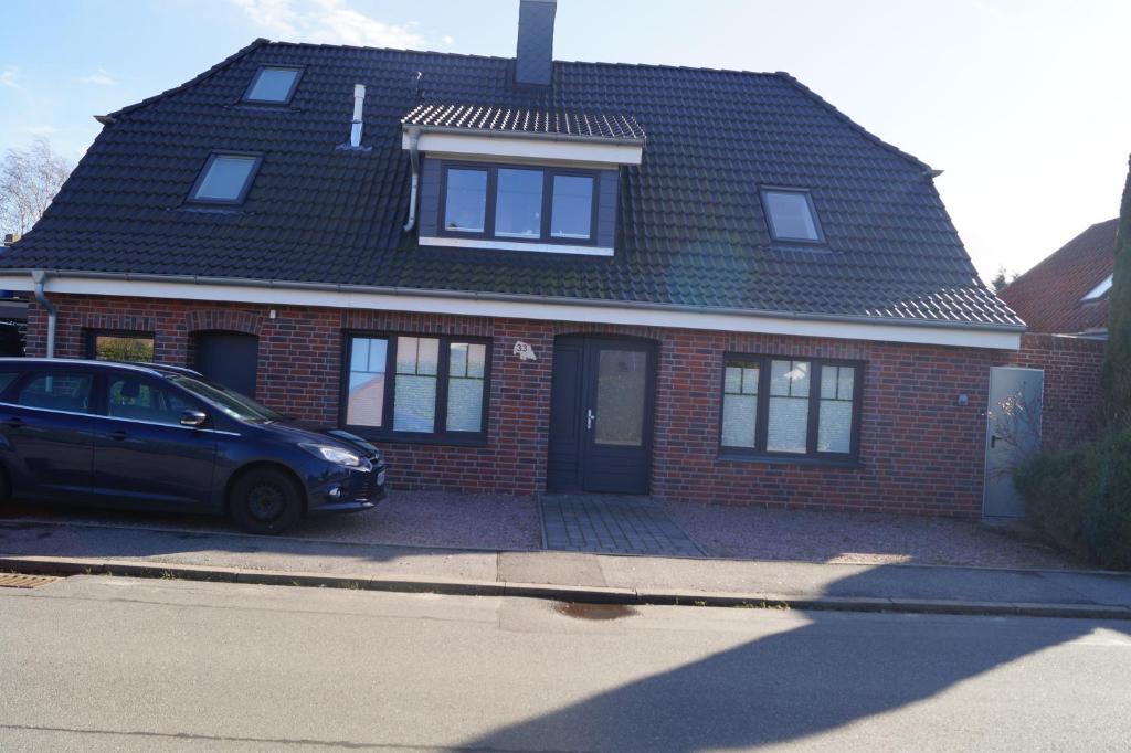 une maison avec une voiture garée devant elle dans l'établissement Wohnung "Flügge", à Bannesdorf