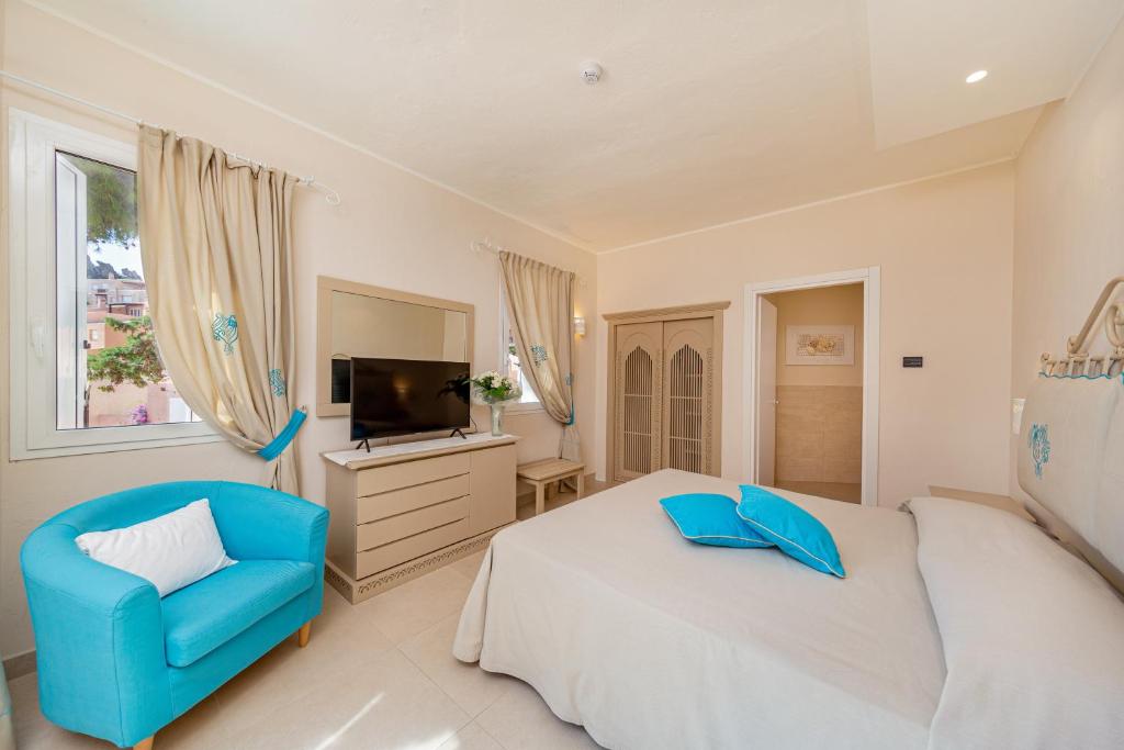 Postel nebo postele na pokoji v ubytování Hotel Cala Lunga
