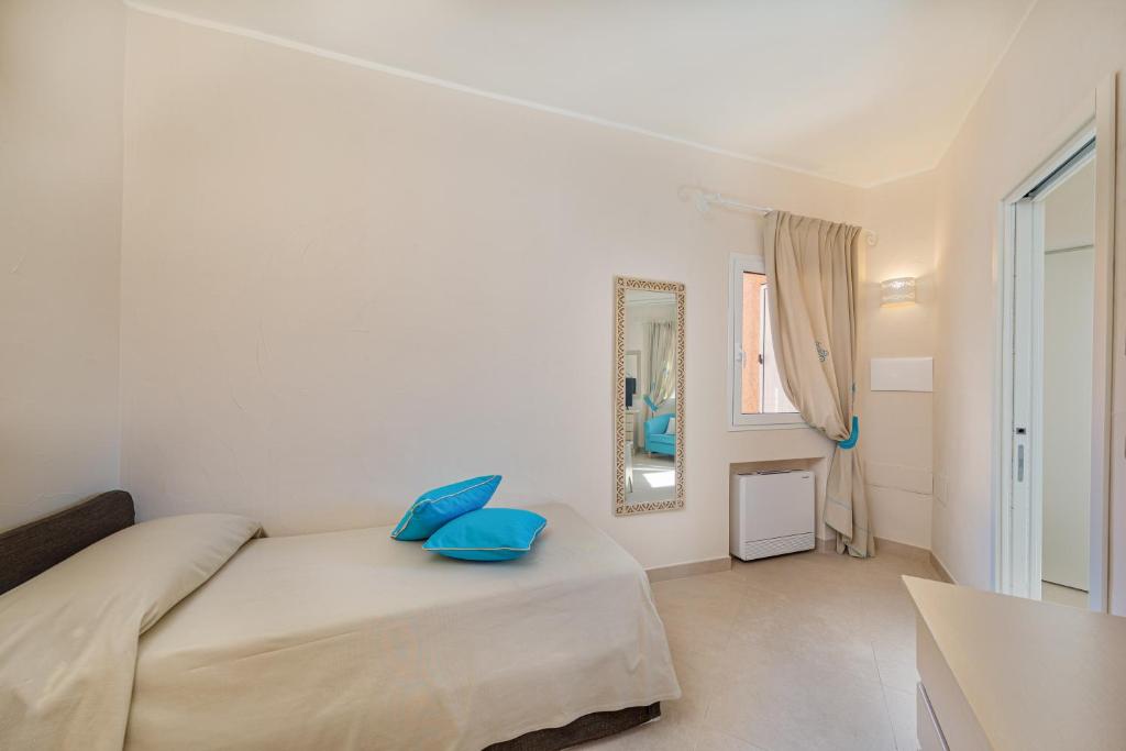 Postel nebo postele na pokoji v ubytování Hotel Cala Lunga
