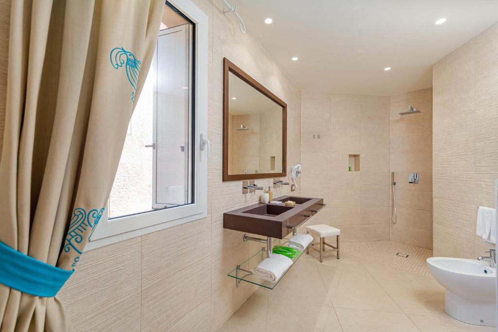 Koupelna v ubytování Hotel Cala Lunga