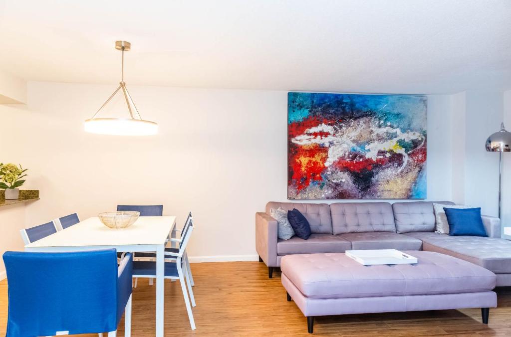 sala de estar con sofá, mesa y pintura en Top Stay Miami Blue Brickell, en Miami