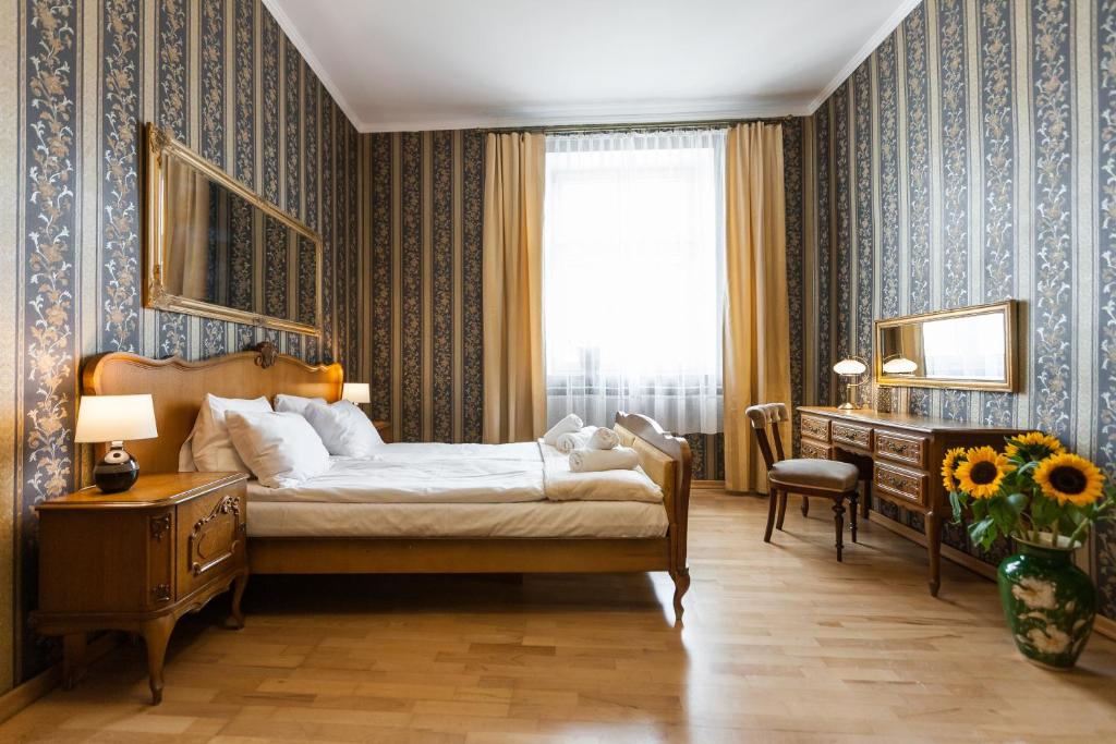 een slaapkamer met een bed, een bureau en een dressoir bij Vintage Senacka 5 Apartments in Krakau