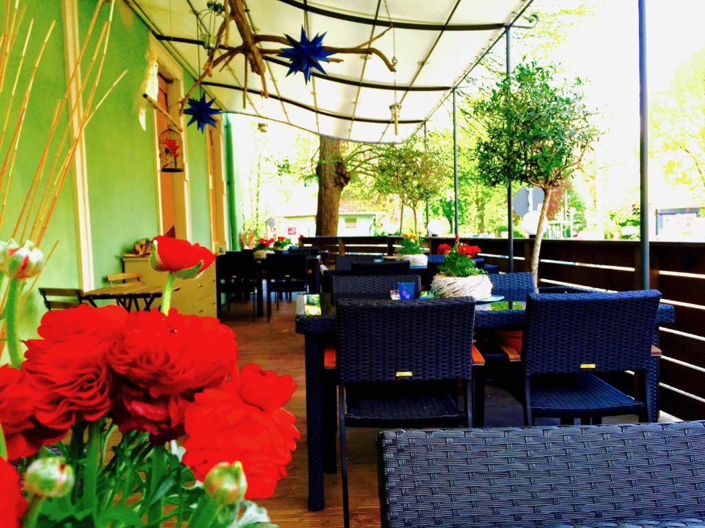 Restaurace v ubytování ZU DEN LINDEN - RADEBEUL Pension mit Restaurant