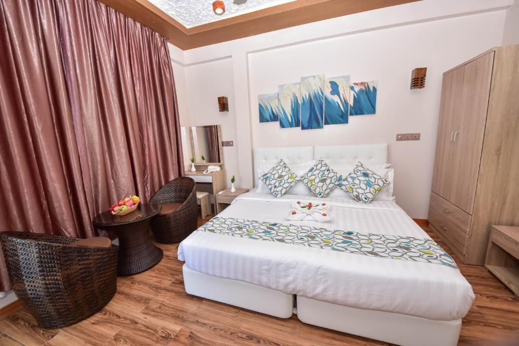 Postel nebo postele na pokoji v ubytování Vilu Thari Inn Maldives
