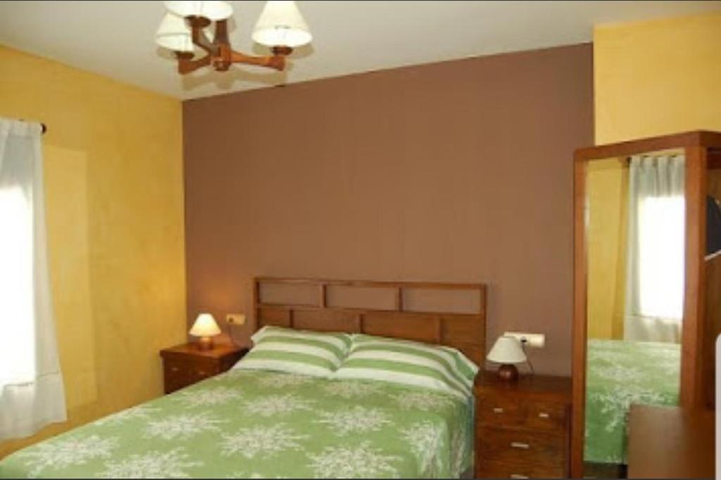 una camera con letto e ventilatore a soffitto di Casa Ramiro a Valbona