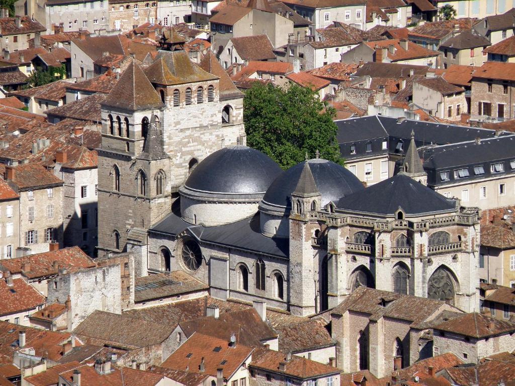 une vieille église dans une ville avec des toits dans l'établissement La Chantrerie, à Cahors