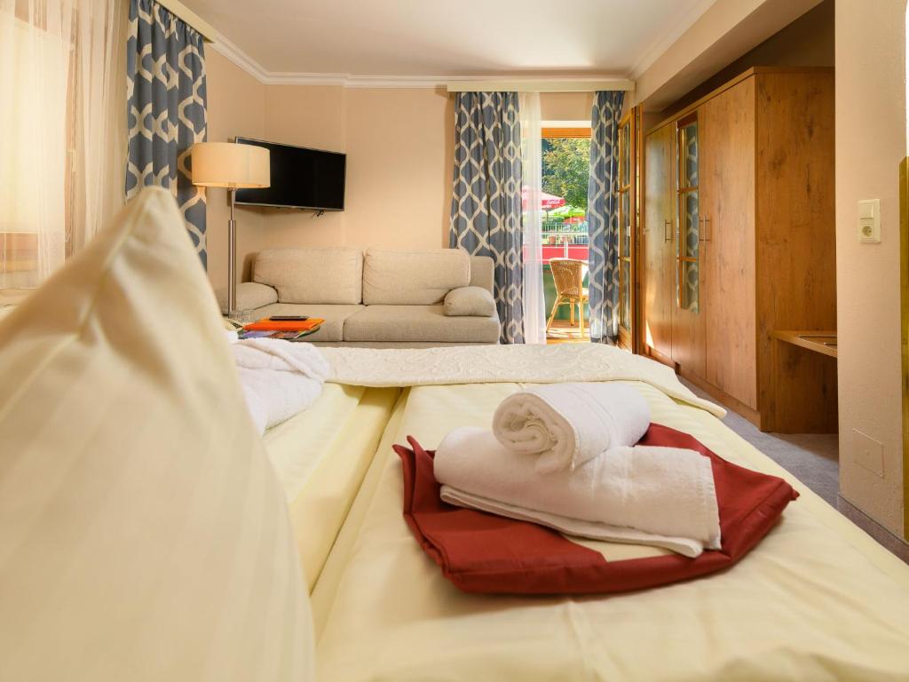 Postel nebo postele na pokoji v ubytování Hotel Vitaler Landauerhof
