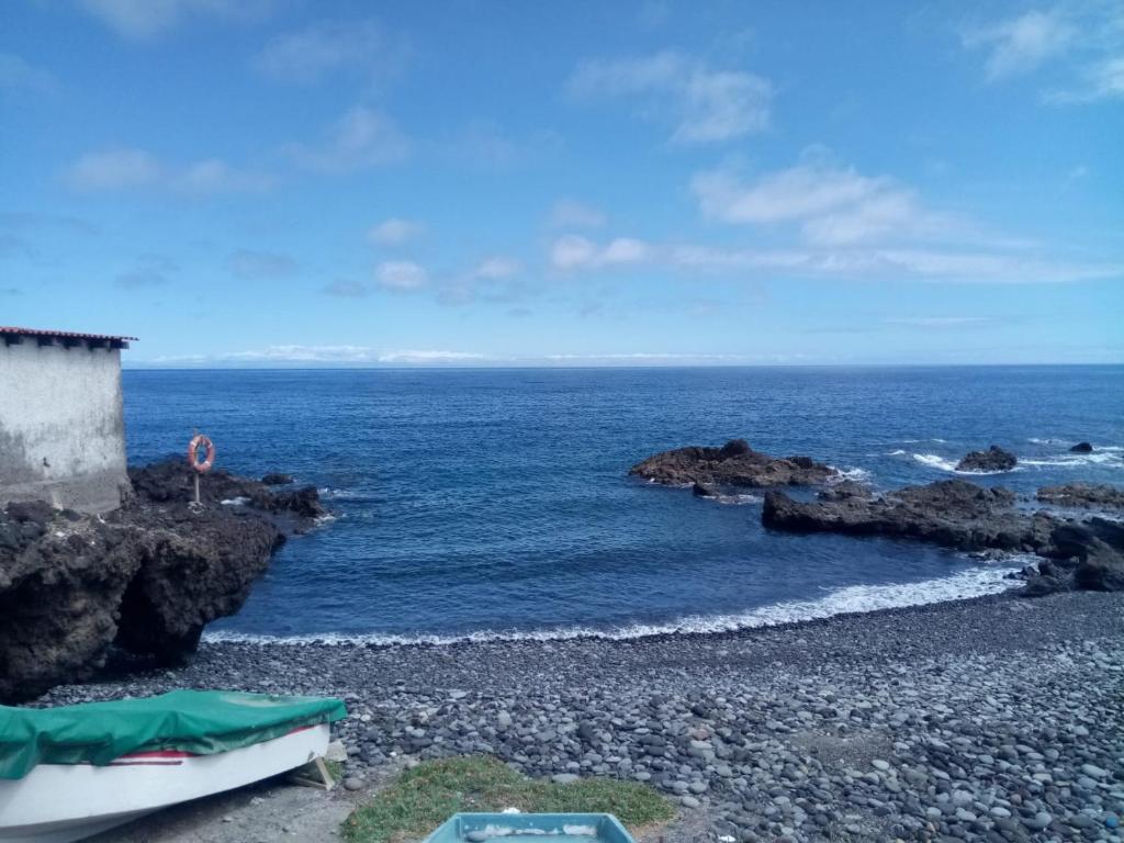 una playa rocosa con vistas al océano en BLUE SEA. TONY FRÍAS. LAS ERAS. ARICO - TENERIFE., en Arico el Nuevo